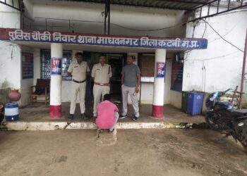 कटनी: ऑटो चालक से शराब के लिए पैसे मांगकर मारपीट करने वाला आरोपी गिरफ्तार, कोर्ट ने भेजा जेल