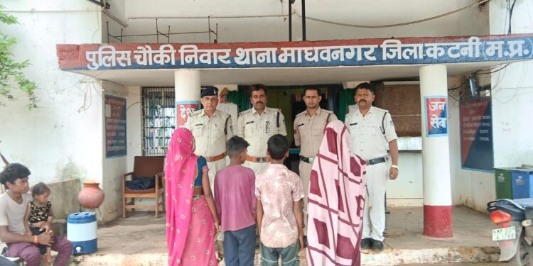 चौकी निवार,थाना माधवनगर पुलिस द्वारा ऑपरेशन मुस्कान के तहत दो गुम बालको को चंद्र घंटो में ढूंढकर परिजनों चेहरे में लौटाई मुस्कान