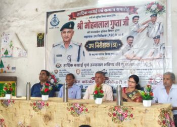 *पदोन्नति पर उप निरीक्षक मोहनलाल गुप्ता का किया गया सम्मान*  *तेली समाज संगठन एवं ब्राइट कॉन्वेंट हायर सेकेंडरी स्कूल तिगांव ने दी शुभकामनाएं*
