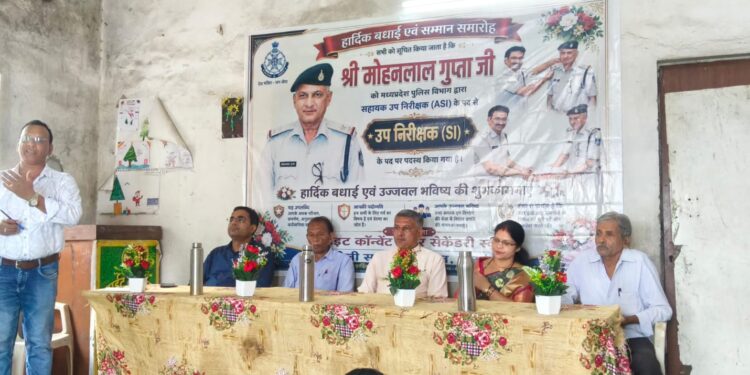*पदोन्नति पर उप निरीक्षक मोहनलाल गुप्ता का किया गया सम्मान* *तेली समाज संगठन एवं ब्राइट कॉन्वेंट हायर सेकेंडरी स्कूल तिगांव ने दी शुभकामनाएं*