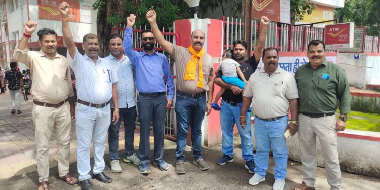 *जबलपुर में डाक कर्मचारियों का आंदोलन तेज, लंच अवर्स में की नारेबाजी*