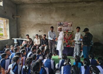सिलौंडी में शासकीय कन्या स्कूल में गुरु पूर्णिमा पर सामाजिक कार्यकर्ता और छात्राओं ने किया शिक्षक गण का सम्मान