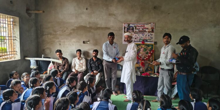 सिलौंडी में शासकीय कन्या स्कूल में गुरु पूर्णिमा पर सामाजिक कार्यकर्ता और छात्राओं ने किया शिक्षक गण का सम्मान