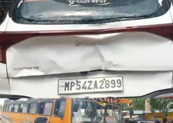 *🌟बरही में बेकाबू बस का तांडव: बाइक, कार और ठेलों को मारी टक्कर, बड़ा हादसा टला🌟*