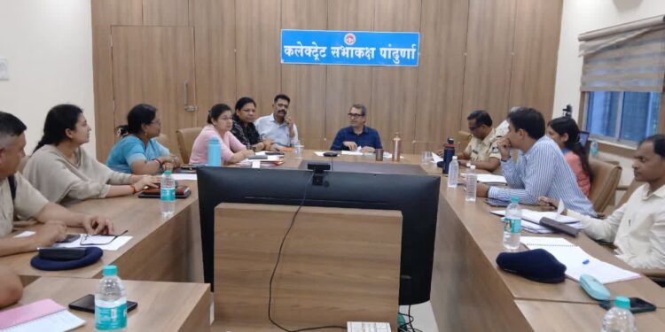 *स्वतंत्रता दिवस समारोह-2026 की तैयारियों को लेकर जिला स्तरीय बैठक सम्पन्न*  *समारोह को गरिमामय, भव्य एवं सुव्यवस्थित बनाने विभागवार जिम्मेदारियां निर्धारित*  *सभी व्यवस्थाएं समय-सीमा में पूर्ण करने तथा राष्ट्रीय ध्वज संहिता का पालन सुनिश्चित करने के निर्देश*
