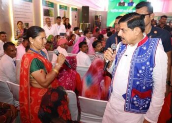 *सीएम डॉ. यादव ने कृषि सखियों से किया संवाद, किसान महिलाओं ने बताया कैसे बढ़ी उनकी आय*  – *झाबुआ जिले के दौरे के दौरान सीएम डॉ. मोहन ने किसानों के जाने अनुभव* – *प्राकृतिक खेती से न सिर्फ सेहत हो रही बेहतर, बल्कि आमदनी में हो रहा इजाफा*