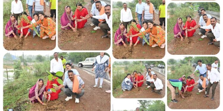 महापौर, निगमाध्यक्ष एवं जनप्रतिनिधियों ने झिंझरी तालाब के पास रोपे बरगद, कदंब सहित विभिन्न प्रजातियों के पौधे