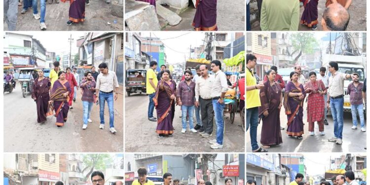 *जगन्नाथ चौक से घंटाघर तक सड़क चौड़ीकरण कार्य का महापौर श्रीमती सूरी ने किया निरीक्षण*  *बहुप्रतीक्षित परियोजना से शहर को मिलेगी सुगम एवं सुरक्षित यातायात की सौगात, शेष कार्य शीघ्र पूर्ण करने के दिए निर्देश*