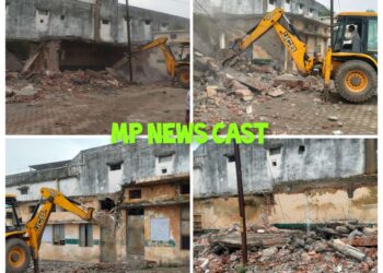 🚨 कटनी में जर्जर स्कूल भवनों पर चला निगम का बुलडोजर! पहरूआ की शासकीय माध्यमिक शाला का खतरनाक भवन जमींदोज