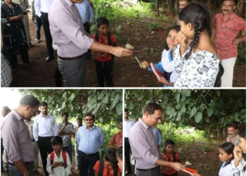 सड़क किनारे लगी कलेक्टर की पाठशाला! बच्चों से ABCD और पहाड़ा सुनकर दिए गिफ्ट | Katni खदान से लौटते वक्त रुके कलेक्टर आशीष तिवारी, बच्चों के बीच बिताए यादगार पल