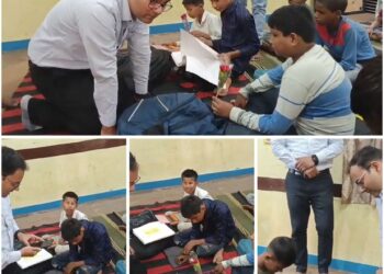 *जब छात्रों के बीच घुटनों के बल बैठे कलेक्‍टर… और मुस्कुराहटों से भर उठी कक्षा*