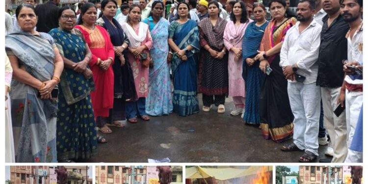 कटनी में महिला कांग्रेस का ‘हल्ला बोल’: कंगना रनौत और केंद्रीय मंत्री के खिलाफ फूटा गुस्सा, सांकेतिक पुतला फूंककर जमकर किया विरोध