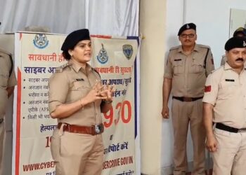 🚨 रेलवे स्टेशन पर CSP नेहा पच्चीसिया का बड़ा अलर्ट साइबर ठगों से बचने का दिया मंत्र