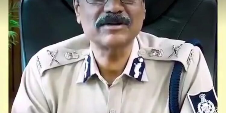 पुलिस महानिदेशक महोदय श्री कैलाश मकवाणा की प्रदेशवासियों से अपील— सतर्क रहें, सोच-समझकर क्लिक करें। आपकी जागरूकता ही साइबर अपराधियों के विरुद्ध सबसे मजबूत सुरक्षा कवच है।