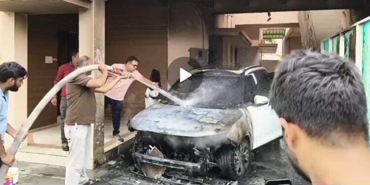 🔥 कटनी में चलती कार बनी आग का गोला! कुंदनदास स्कूल के सामने मचा हड़कंप