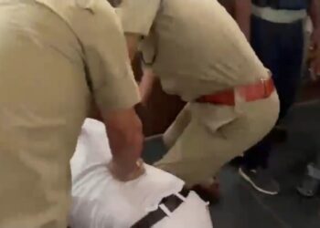 🚨 लड़की की जान बचाने के लिए रुकवाई ट्रेन, स्टेशन मास्टर को मिली पिटाई! RPF जवानों पर गंभीर आरोप