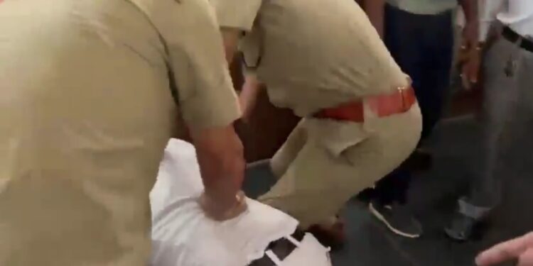 🚨 लड़की की जान बचाने के लिए रुकवाई ट्रेन, स्टेशन मास्टर को मिली पिटाई! RPF जवानों पर गंभीर आरोप