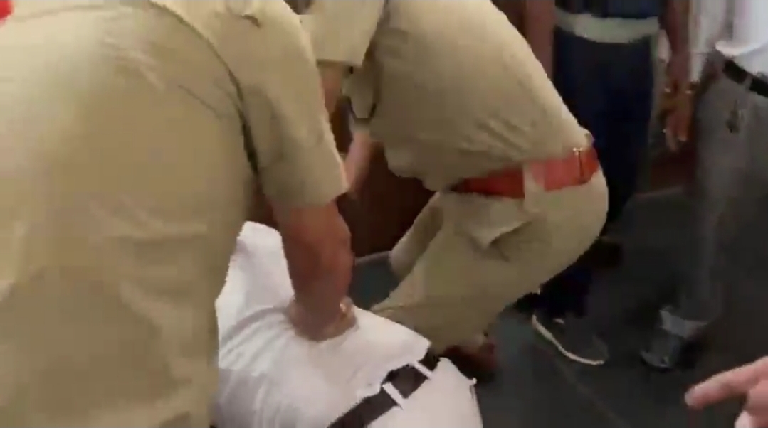 🚨 लड़की की जान बचाने के लिए रुकवाई ट्रेन, स्टेशन मास्टर को मिली पिटाई! RPF जवानों पर गंभीर आरोप