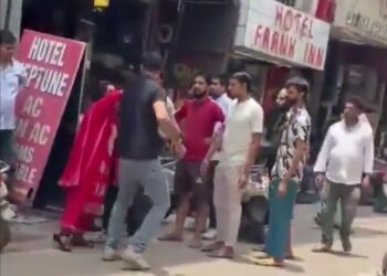 देखे VIDEO होटल में पति ने पत्नी को उसके बॉयफ्रेंड संग पकड़ा। बॉयफ्रेंड की सड़क पर पिटाई की।