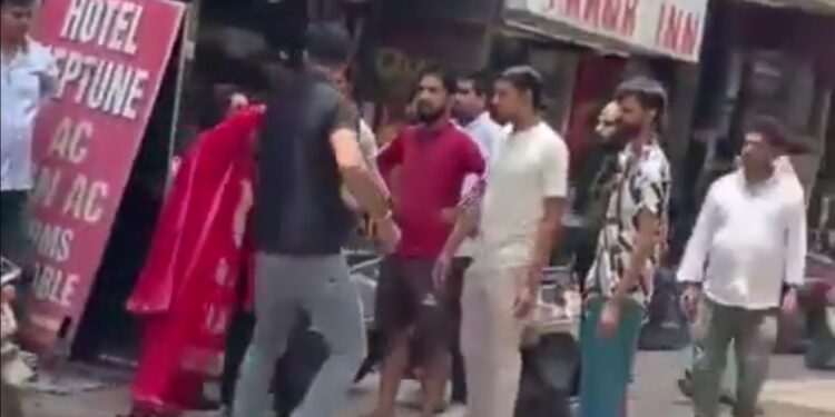 देखे VIDEO होटल में पति ने पत्नी को उसके बॉयफ्रेंड संग पकड़ा। बॉयफ्रेंड की सड़क पर पिटाई की।
