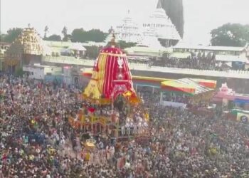 पुरी में रथों पर बैठे भगवान जगन्नाथ, बलभद्र और सुभद्रा।  ब्राह्मण नायक भगवान जगन्नाथ जी की यात्रा थोड़ी देर में शुरू होगी। तेज बारिश के कारण मुकुट नहीं पहनाया, न झुलाते हुए लाए।  जय जगन्नाथ।