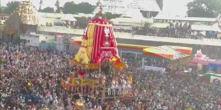 पुरी में रथों पर बैठे भगवान जगन्नाथ, बलभद्र और सुभद्रा।  ब्राह्मण नायक भगवान जगन्नाथ जी की यात्रा थोड़ी देर में शुरू होगी। तेज बारिश के कारण मुकुट नहीं पहनाया, न झुलाते हुए लाए।  जय जगन्नाथ।