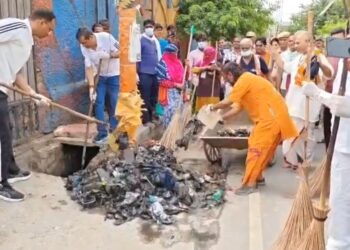 वृंदावन में अफसरों ने उठाई झाड़ू, खुद साफ किया नाला! DIG शैलेश पांडे, SSP श्लोक कुमार और DM चंद्रप्रकाश सिंह उतरे सफाई अभियान में, नारायण सेठ ने भी संभाला मोर्चा