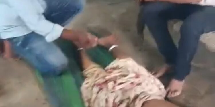 बैतूल जिले के आमला तहसील में स्थित मोरंणढाना मैं खड़क सिंह नाम के एक वैध है जिनके द्वारा आयुर्वेदिक पद्धति द्वारा लकवा जैसी खतरनाक बीमारी का किया जा रहा है इलाज