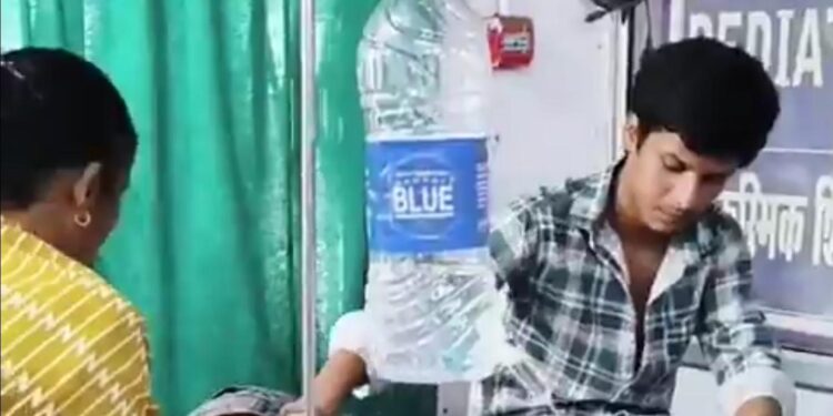 डिंडोरी जिला अस्पताल में 2 लीटर की पानी की बोतल से मरीज को ड्रिप? वायरल वीडियो ने खड़े किए सवाल