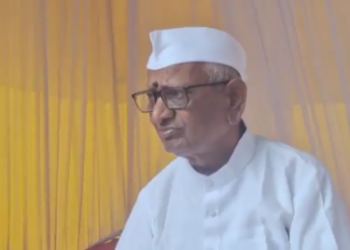 अन्ना हजारे भी युवाओं के समर्थन में आ गए हैं.. उन्होंने मौन व्रत शुरू कर दिया है..”