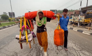 90 साल की सास को कांवड़ में बैठाकर निकली बहू, श्रद्धा देख हर कोई कर रहा सलाम देखे VIDEO