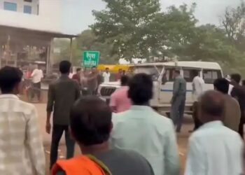 थाना परिसर में खड़ी पुलिस की कार लेकर भागा शराबी.भरे बाजार में मचाया कोहराम