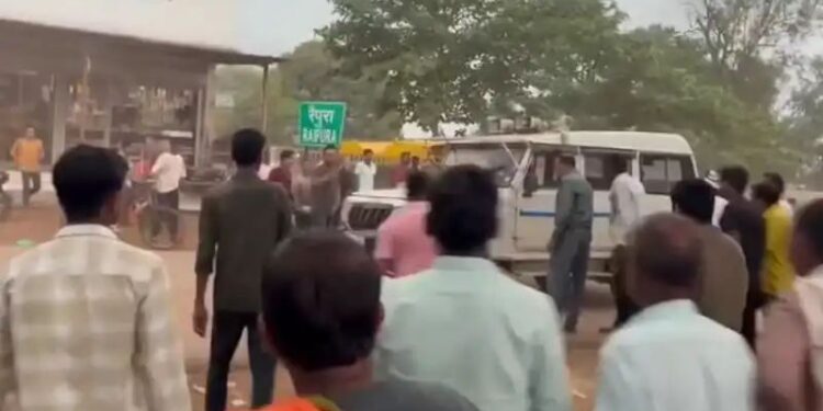 थाना परिसर में खड़ी पुलिस की कार लेकर भागा शराबी.भरे बाजार में मचाया कोहराम