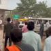 थाना परिसर में खड़ी पुलिस की कार लेकर भागा शराबी.भरे बाजार में मचाया कोहराम