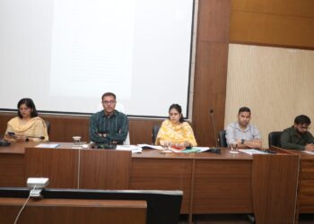 समय पर आवेदनों का निराकरण नहीं करने वाले लापरवाह अधिकारियों पर आर्थिक दंड लगाने के निर्देश  बिना पूर्व सूचना समय-सीमा बैठक में अनुपस्थित रहने पर बाकल नायब तहसीलदार को नोटिस जारी  7 अगस्‍त से शुरू हो रहे मुख्‍यमंत्री जन विश्‍वास अभियान को लेकर कलेक्‍टर ने अधिकारियों को दिये जरूरी दिशा-निर्देश