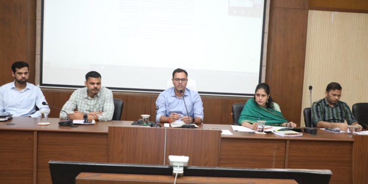 अधूरी तैयारी और लापरवाही बर्दाश्त नहीं- कलेक्टर श्री तिवारी तीन अधिकारियों को कारण बताओ नोटिस जारी करने के निर्देश