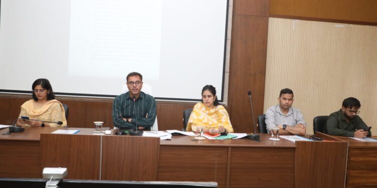 समय पर आवेदनों का निराकरण नहीं करने वाले लापरवाह अधिकारियों पर आर्थिक दंड लगाने के निर्देश बिना पूर्व सूचना समय-सीमा बैठक में अनुपस्थित रहने पर बाकल नायब तहसीलदार को नोटिस जारी 7 अगस्त से शुरू हो रहे मुख्यमंत्री जन विश्वास अभियान को लेकर कलेक्टर ने अधिकारियों को दिये जरूरी दिशा-निर्देश