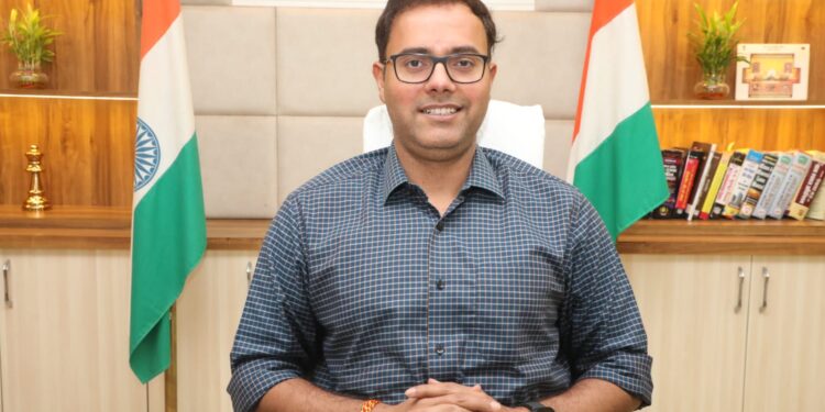 कलेक्टर श्री तिवारी ने आदतन अपराधी के विरुद्ध की जिला बदर की कार्रवाई 4 माह के लिए जिले की राजस्व सीमाओं से किया निष्कासित