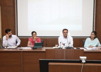 फार्मर आई-डी बनाने के कार्य में लापरवाही पर पटवारियों पर होगी कार्यवाही