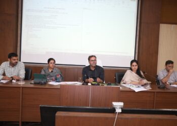 खनन प्रभावित क्षेत्रों का होगा बेसलाइन सर्वे, जरूरतों के आधार पर बनेगी पांच वर्षीय विकास योजना  डीएमएफ की 70 प्रतिशत राशि उच्च प्राथमिकता और 30 प्रतिशत राशि अन्य प्राथमिकता वाले कार्यों पर होगी खर्च  कलेक्टर श्री आशीष तिवारी ने सर्वे कार्य समय-सीमा में पूर्ण करने के दिए निर्देश