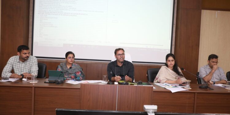 खनन प्रभावित क्षेत्रों का होगा बेसलाइन सर्वे, जरूरतों के आधार पर बनेगी पांच वर्षीय विकास योजना  डीएमएफ की 70 प्रतिशत राशि उच्च प्राथमिकता और 30 प्रतिशत राशि अन्य प्राथमिकता वाले कार्यों पर होगी खर्च  कलेक्टर श्री आशीष तिवारी ने सर्वे कार्य समय-सीमा में पूर्ण करने के दिए निर्देश