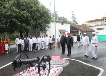 कलेक्टर श्री हरेंद्र नारायन ने 80वें स्वतंत्रता_दिवस के अवसर पर प्रातः के समय कलेक्टर निवास प्रांगण में ध्वजारोहण किया।