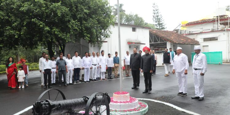 कलेक्टर श्री हरेंद्र नारायन ने 80वें स्वतंत्रता_दिवस के अवसर पर प्रातः के समय कलेक्टर निवास प्रांगण में ध्वजारोहण किया।