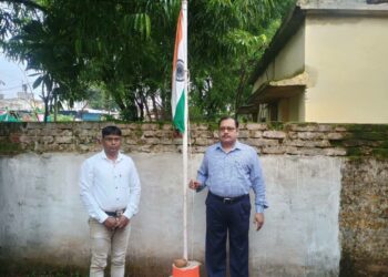 जिला जनसम्पर्क कार्यालय में किया गया ध्वजारोहण