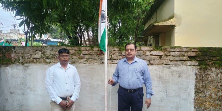 जिला जनसम्पर्क कार्यालय में किया गया ध्वजारोहण