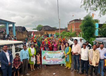 ग्राम बिछिया में नवांकुर सखियों ने बरसते पानी में निकाली हरियाली यात्रा