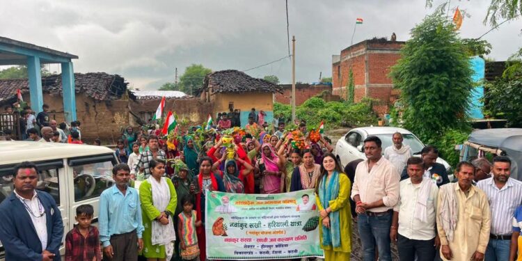 ग्राम बिछिया में नवांकुर सखियों ने बरसते पानी में निकाली हरियाली यात्रा