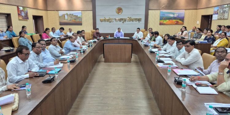 कलेक्टर श्री हरेंद्र नारायन ने आज कलेक्टर कार्यालय के सभाकक्ष में आयोजित टीएल बैठक में समय सीमा के लंबित प्रकरणों की समीक्षा की