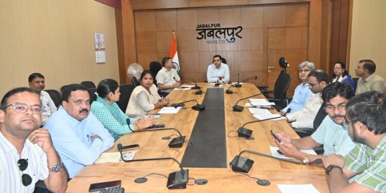 आगामी त्यौहारों को दृष्टिगत रखते हुए खाद्य सुरक्षा को लेकर बैठक संपन्न अमानक व मिलावटी खाद्य सामग्रियों पर तत्काल कार्यवाही करें-कलेक्टर श्री सिंह