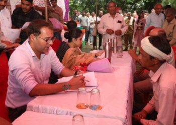 कन्हवारा में लोग पहुंचे समस्याएं लेकर, लेकिन लौटे भरोसे के साथ  मुख्यमंत्री जनविश्वास शिविर में कलेक्टर ने हर व्यक्ति से किया आत्मीय संवाद, 72 आवेदकों ने रखी अपनी बात  कलेक्टर ने किसानों से फार्मर आईडी बनवाने का किया आग्रह, टीबी मरीजों को दिया पोषण का संबल